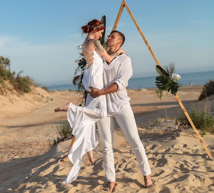 Витя Шароваров прокомментировал свои свадебные фотографии