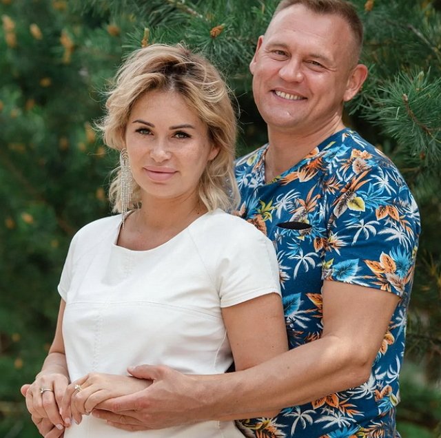 Геля Монах уже выбирает себе свадебное платье