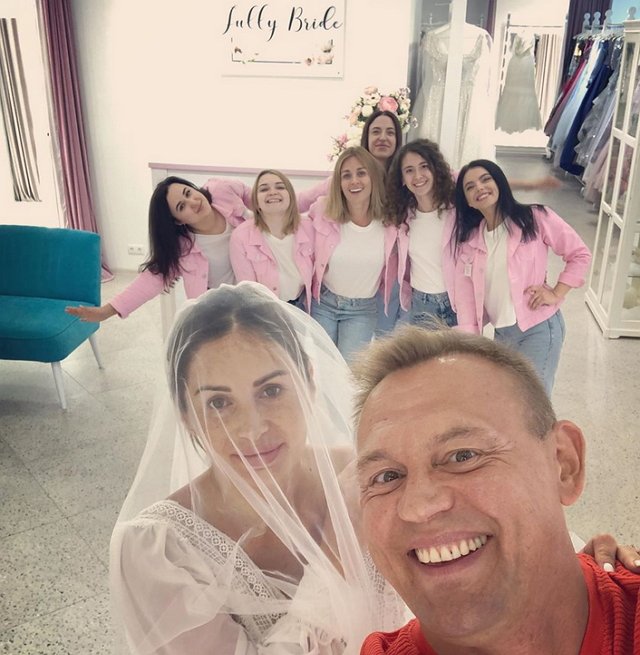 Геля Монах уже выбирает себе свадебное платье