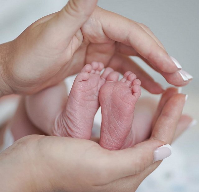 Элла Суханова показала первый снимок новорожденной дочери