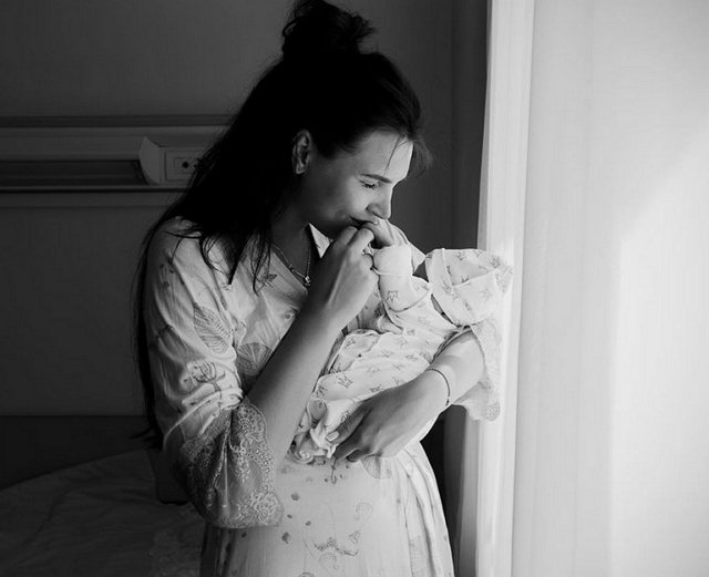 Элла Суханова: Малышка хочет пить смесь из бутылочки