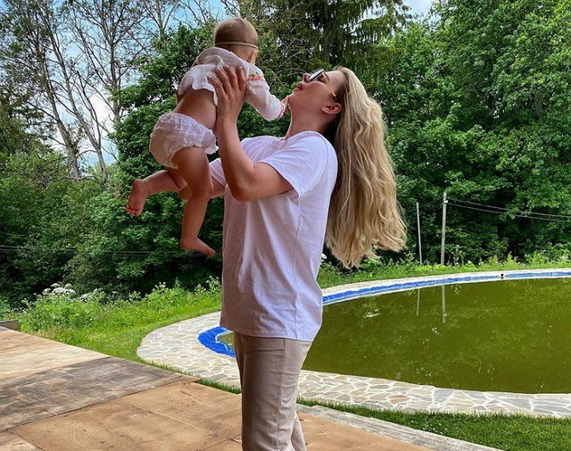 Саше Артемовой пришлось вызвать скорую помощь для своей маленькой дочки