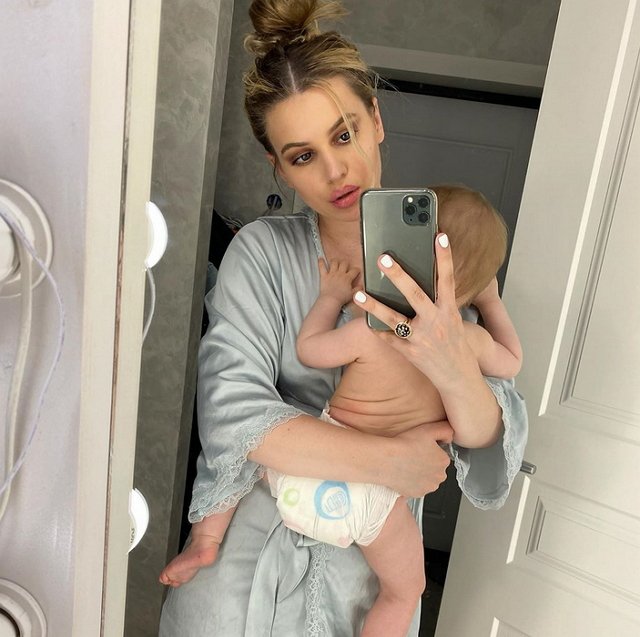 Саше Артемовой пришлось вызвать скорую помощь для своей маленькой дочки