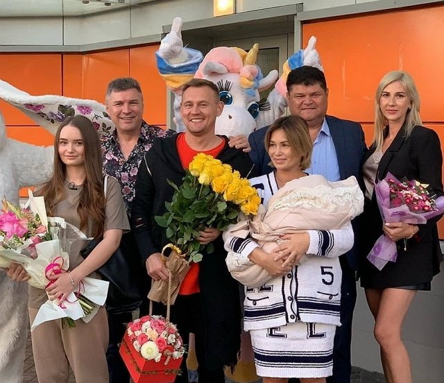 Из блога Редакции: Меньщиков встретил жену и дочь у роддома Из блога Редакции: Меньщиков встретил жену и дочь у роддома