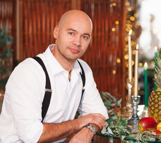 Андрей Черкасов: Вы должны получать цветы и подарки!