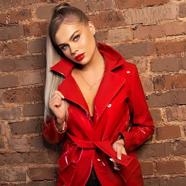 Марина Страхова: Понимаешь, что в твоём сердце лишь холод Марина Страхова: Понимаешь, что в твоём сердце лишь холод
