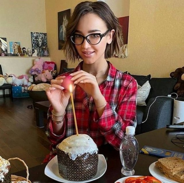 Май Абрикосов: Бузова привыкла, что ей всё прощается за «недалёкость» Май Абрикосов: Бузова привыкла, что ей всё прощается за «недалёкость»