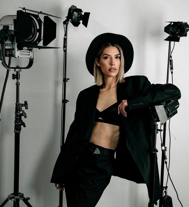 Анна Мадан: В фотомодели что ли податься? Анна Мадан: В фотомодели что ли податься?