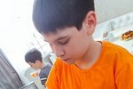 Юлия Салибекова учит старшего сына готовить