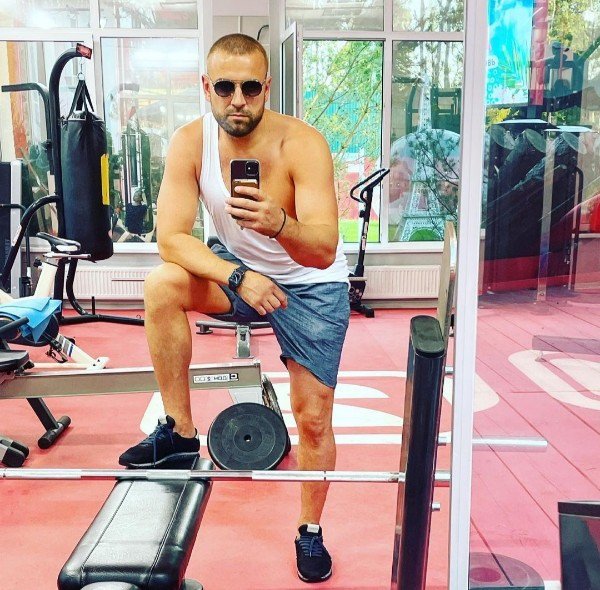 Алексей Адеев подрался с новеньким участником проекта Алексей Адеев подрался с новеньким участником проекта