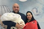 Глеб Жемчугов забрал из роддома жену и сына