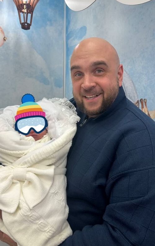 Глеб Жемчугов забрал из роддома жену и сына