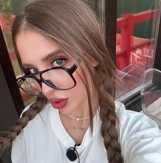 Квашникова пытается сбежать от Григорьева на поляну Квашникова пытается сбежать от Григорьева на поляну