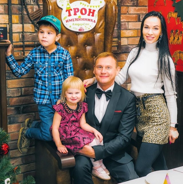 Степан Меньщиков с женой и детьми улетел на отдых в Крым