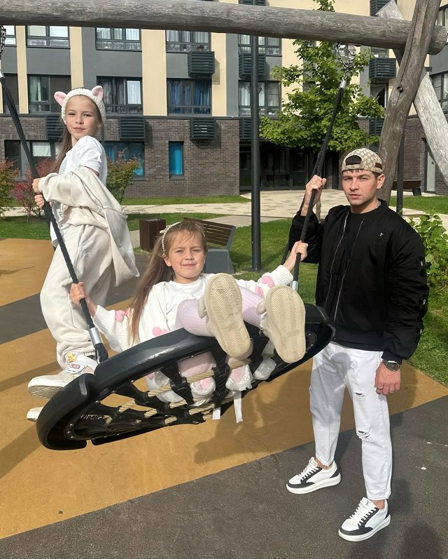 Дмитрий Дмитренко прогулялся с дочками Дмитрий Дмитренко прогулялся с дочками