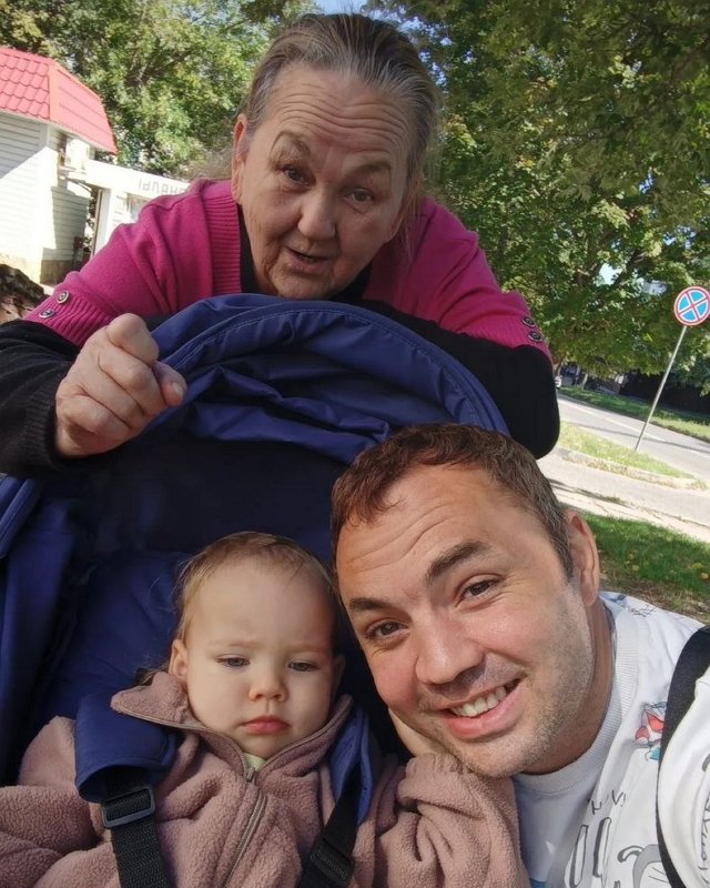 Александр Гобозов приехал в гости к родителям
