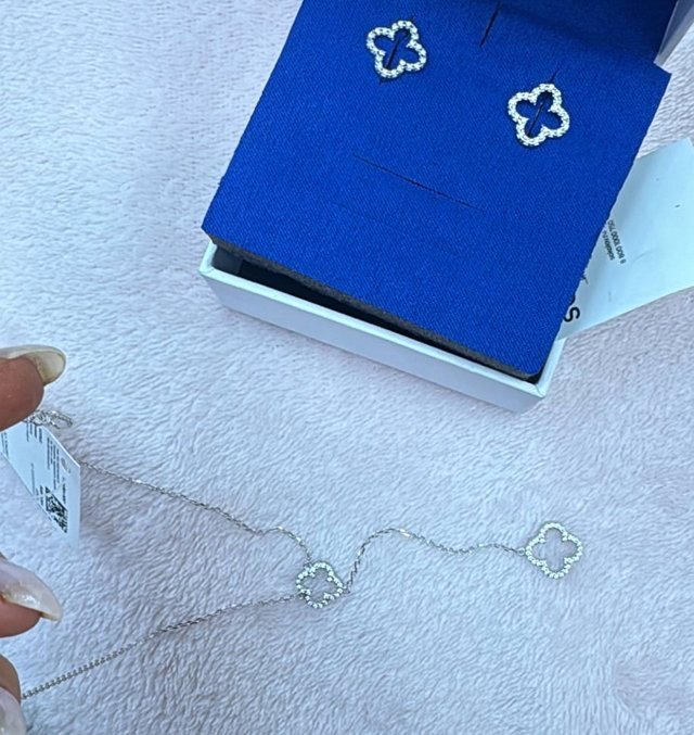 Никита Гуранда подарил своей девушке ювелирное украшение Никита Гуранда подарил своей девушке ювелирное украшение