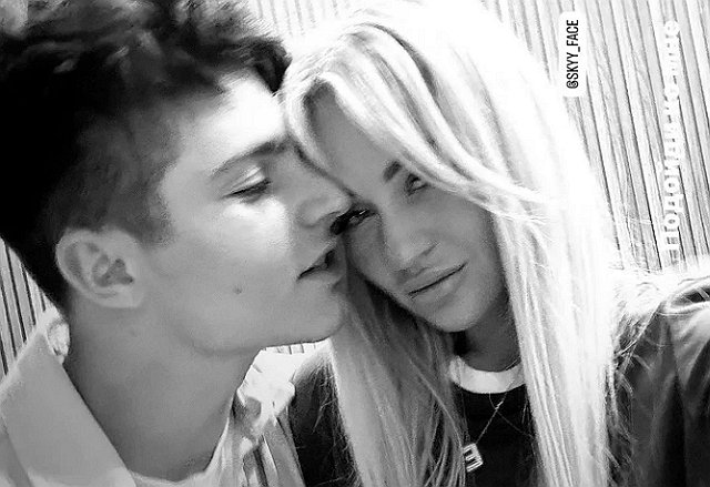 Никита Гуранда подарил своей девушке ювелирное украшение Никита Гуранда подарил своей девушке ювелирное украшение