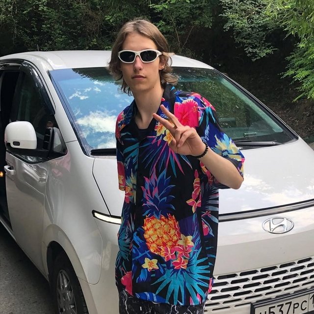 Елена Тепловодская приняла букет от Ивана Китаева