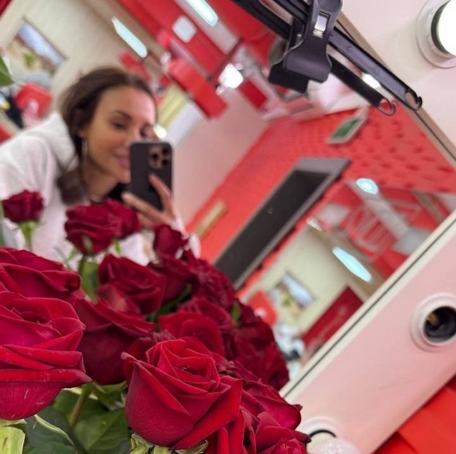 Елена Тепловодская приняла букет от Ивана Китаева