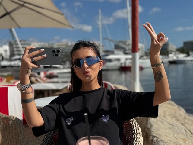 Кристина Бухынбалтэ с друзьями наслаждается отдыхом на Ибице Кристина Бухынбалтэ с друзьями наслаждается отдыхом на Ибице