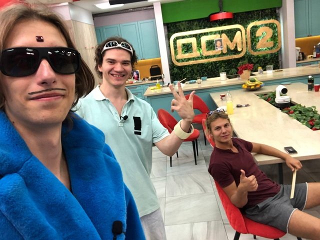 Илья Яббаров пристаёт к новеньким девушкам телестройки