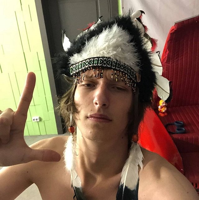 Илья Яббаров пристаёт к новеньким девушкам телестройки