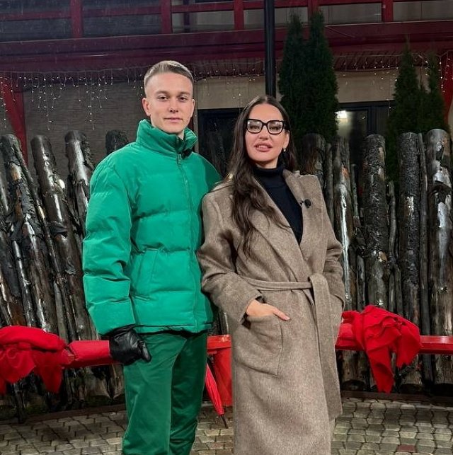 Новенький Артём Гавришов обольщает Веронику Гракович Новенький Артём Гавришов обольщает Веронику Гракович