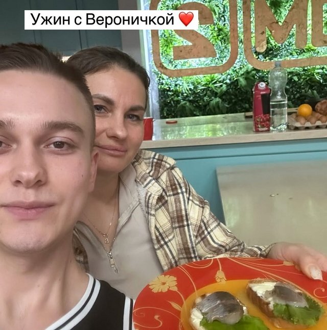 Новенький Артём Гавришов обольщает Веронику Гракович Новенький Артём Гавришов обольщает Веронику Гракович