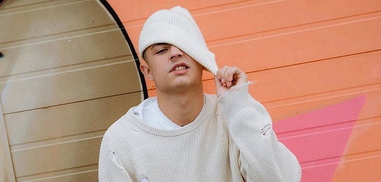 Никита Гуранда радуется жизни в компании одиночек Дома-2