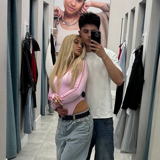 Гуранда и Рахимова продолжают веселить ведущих проекта Гуранда и Рахимова продолжают веселить ведущих проекта