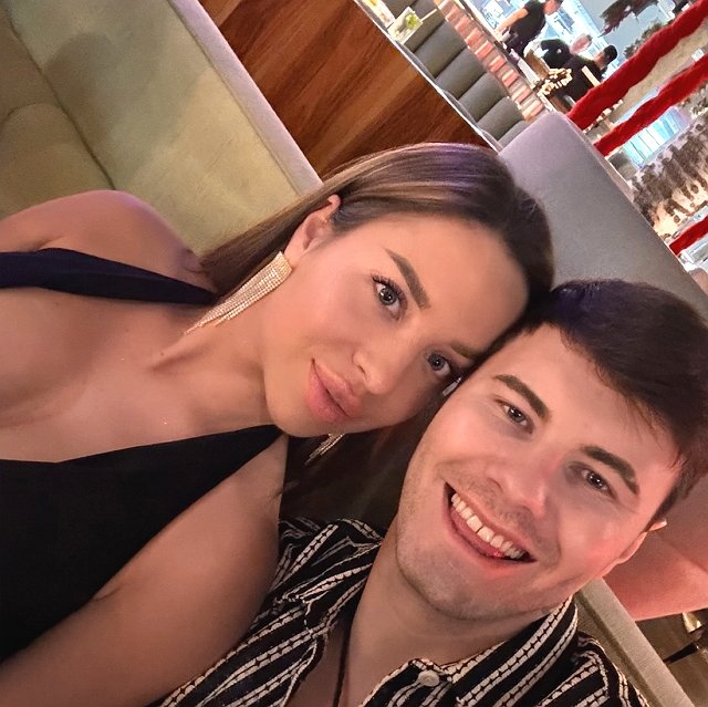 Евгения Дорожкина улетела в Дубай, оставит супруга в Москве Евгения Дорожкина улетела в Дубай, оставит супруга в Москве