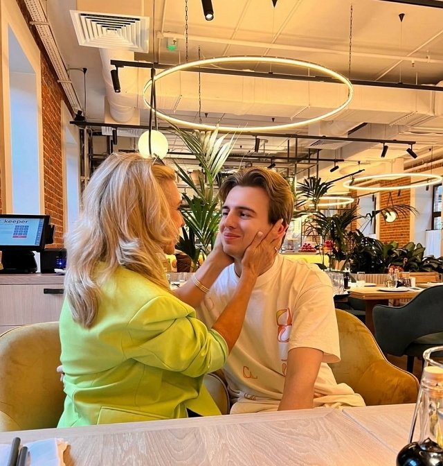 Ирина Агибалова в полном восторге от подарка сына