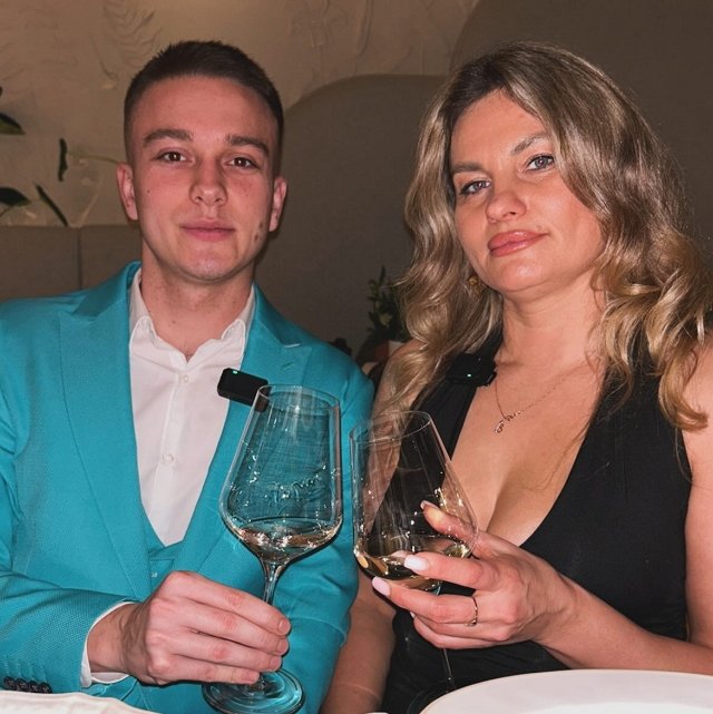 Вероника Гракович и Артём Гавришов отрабатывают халявную колбасу