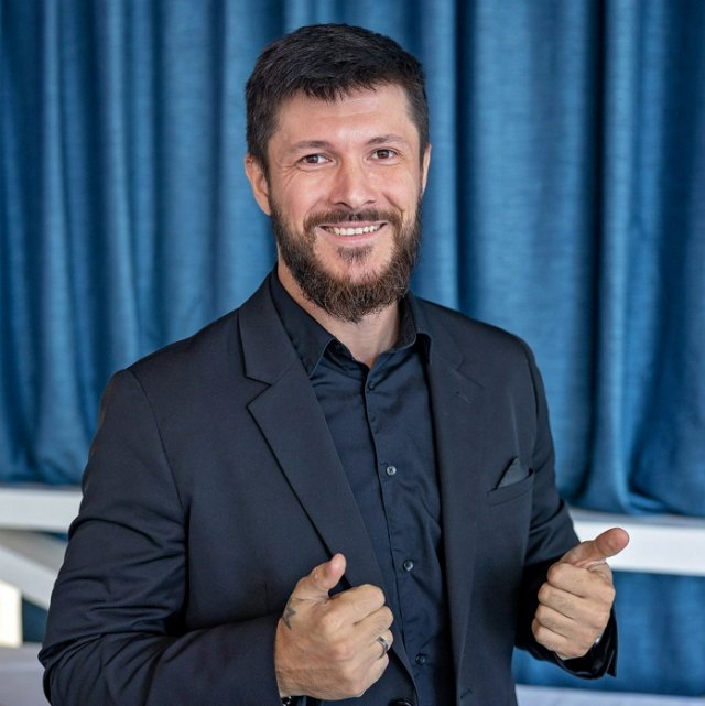 Дмитрий Шишкану зазывает на проект своих фанаток Дмитрий Шишкану зазывает на проект своих фанаток