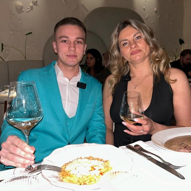 На поляну вернулся супруг Вероники Гракович Альберт На поляну вернулся супруг Вероники Гракович Альберт