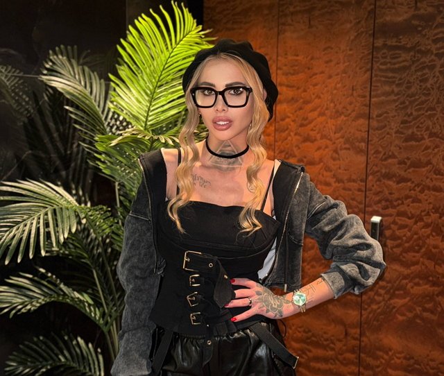 Клава Безверхова уехала в свою первую командировку в Минск Клава Безверхова уехала в свою первую командировку в Минск