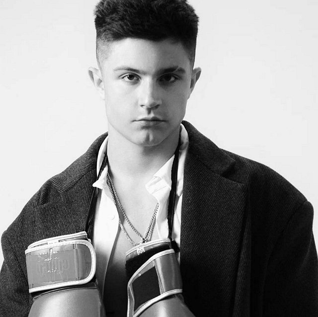 Никита Гуранда контролирует питание Кристины Филенковой