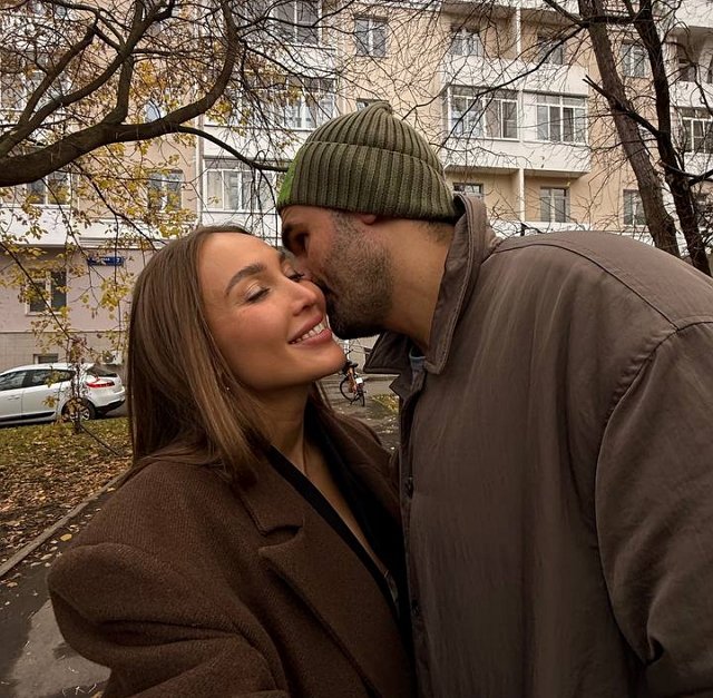 Лиза Полыгалова с женихом улетели в гости к её родителям Лиза Полыгалова с женихом улетели в гости к её родителям