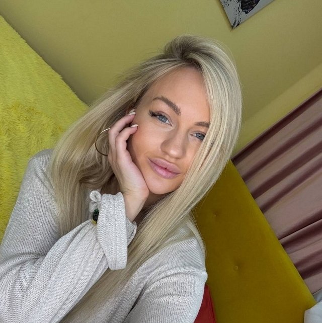 Элина Рахимова разобрала вещи в своей гардеробной Элина Рахимова разобрала вещи в своей гардеробной