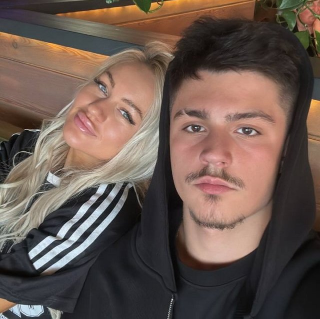 Элина Рахимова разобрала вещи в своей гардеробной Элина Рахимова разобрала вещи в своей гардеробной