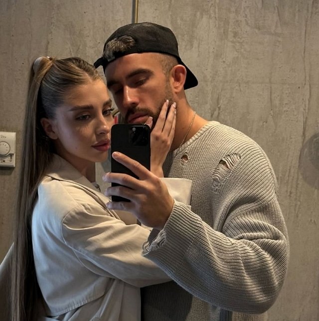 Игорь Григорьев радуется приезду на поляну мамы и брата