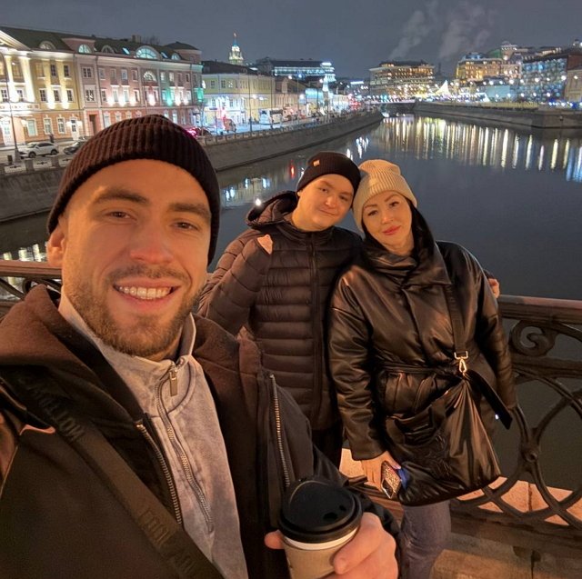 Игорь Григорьев радуется приезду на поляну мамы и брата