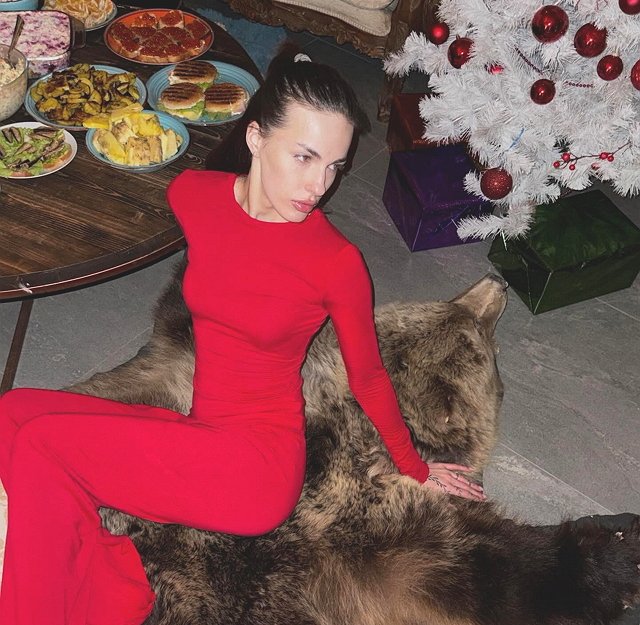 Илья Яббаров устал от слишком назойливой Миланы Коломеец Илья Яббаров устал от слишком назойливой Миланы Коломеец