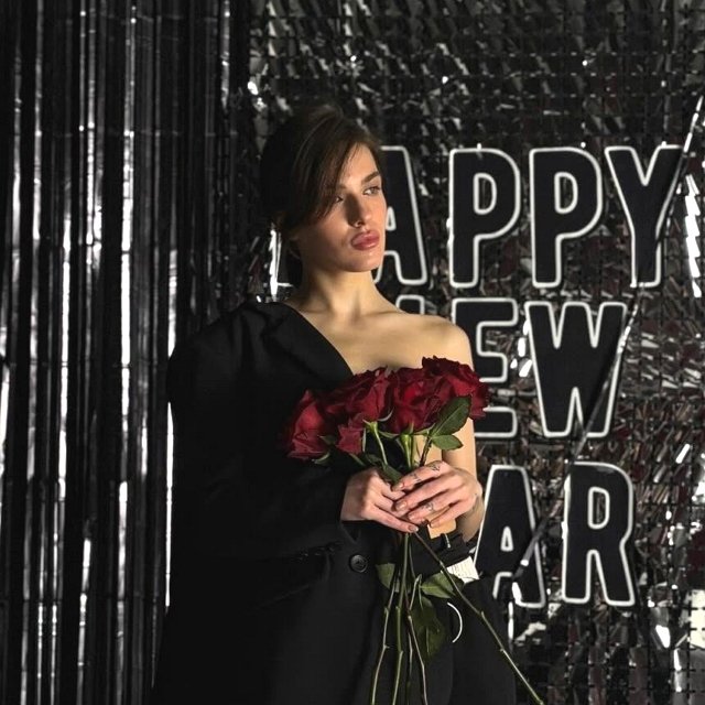 Милана Коломеец радуется цветам от Ильи Яббарова