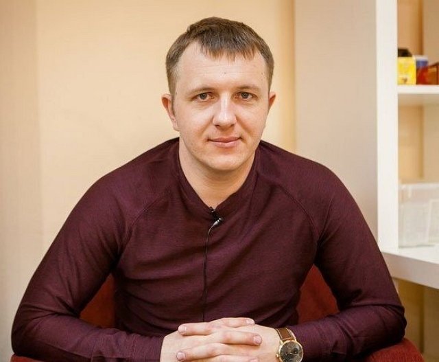 Милана Коломеец радуется цветам от Ильи Яббарова