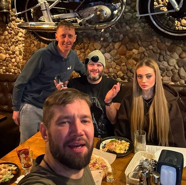 Альберт Гракович сводил Ксению Карпову на футбол