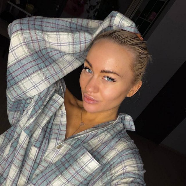 Тайный поклонник продолжает радовать Рахимову цветами Тайный поклонник продолжает радовать Рахимову цветами