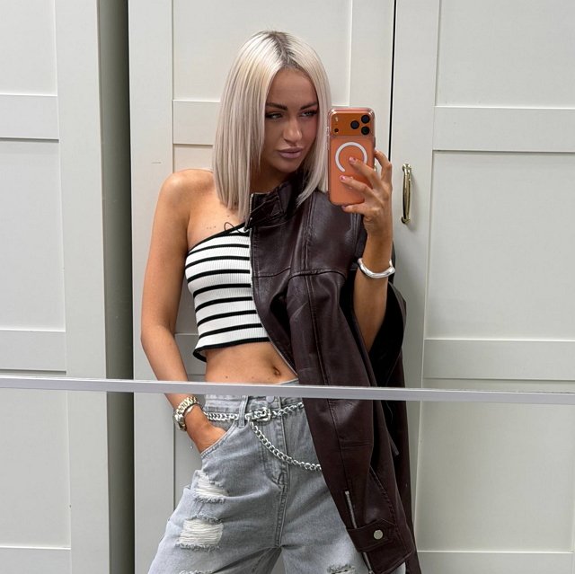 Тайный поклонник продолжает радовать Рахимову цветами Тайный поклонник продолжает радовать Рахимову цветами