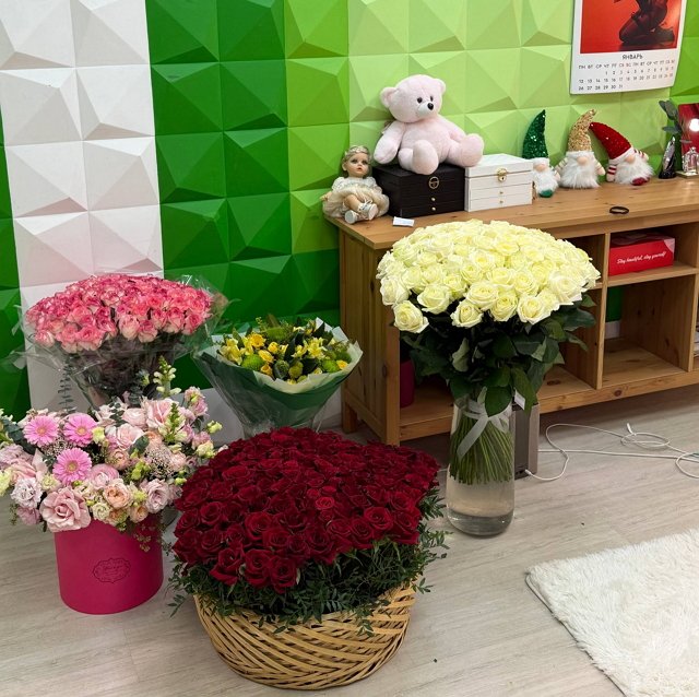 Тайный поклонник продолжает радовать Рахимову цветами Тайный поклонник продолжает радовать Рахимову цветами